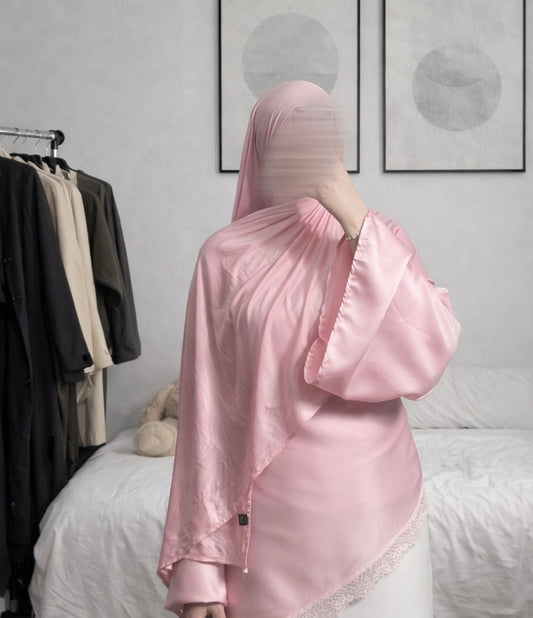 Haut satinée avec dentelle rose