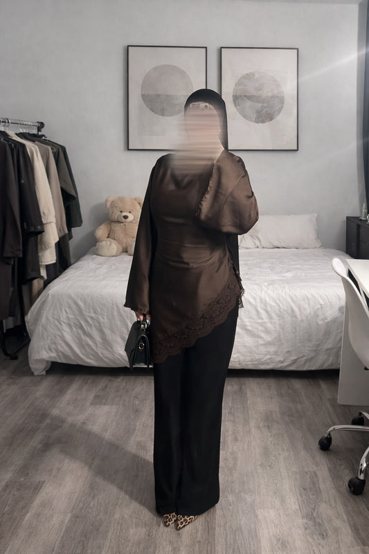 Haut satinée avec dentelle marron