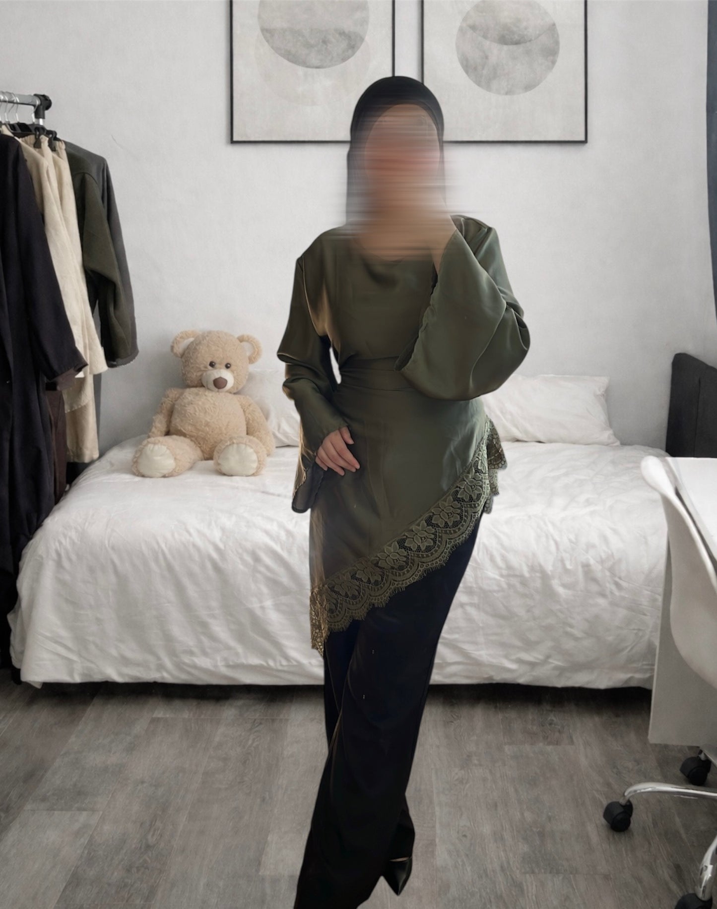 Haut satinée avec dentelle kaki