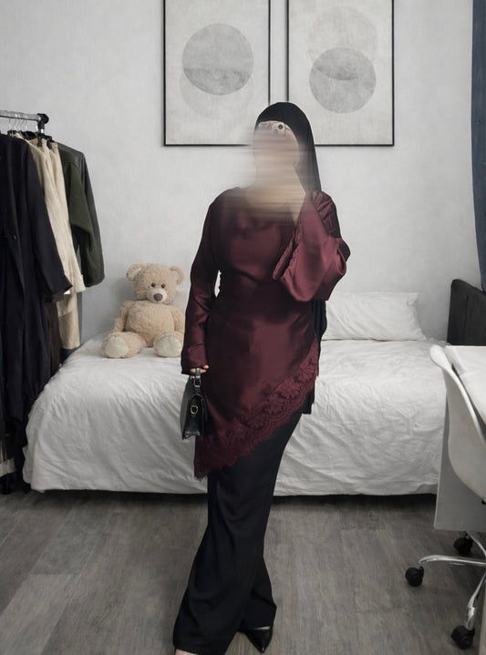 Haut satinée avec dentelle bordeaux