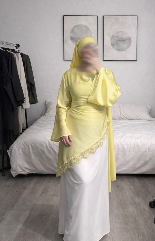 Haut satinée avec dentelle jaune