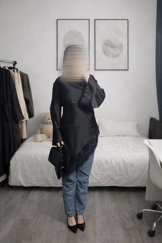 Haut satinée avec dentelle noire