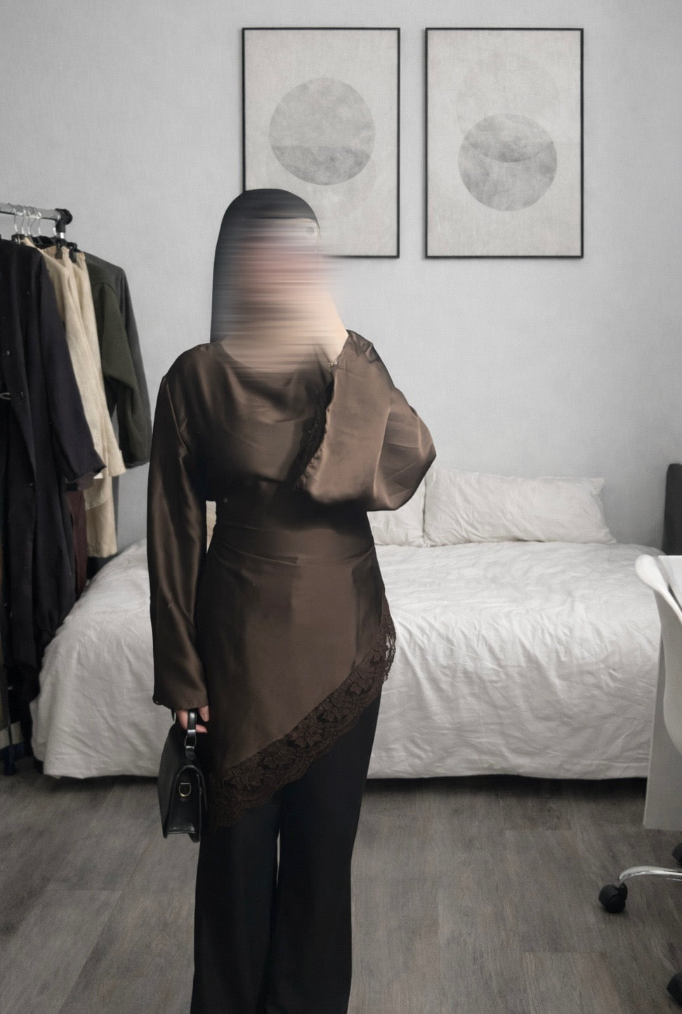 Haut satinée avec dentelle marron