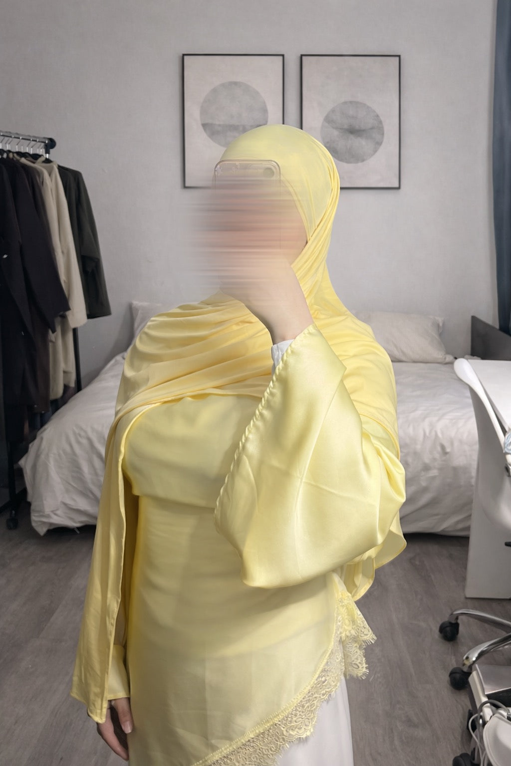 Haut satinée avec dentelle jaune