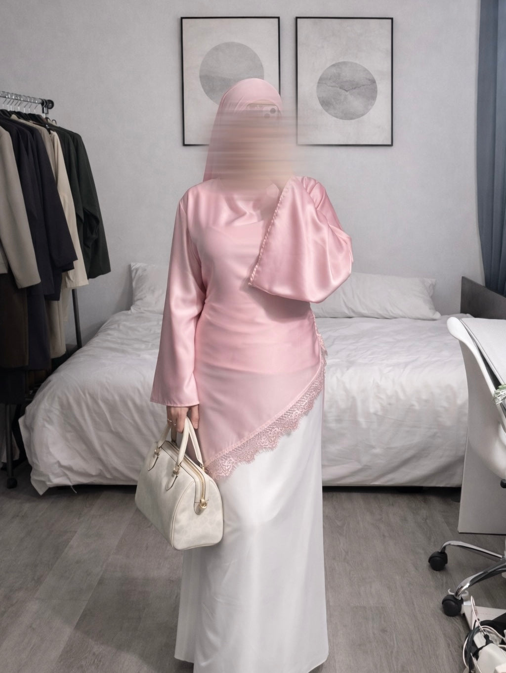 Haut satinée avec dentelle rose