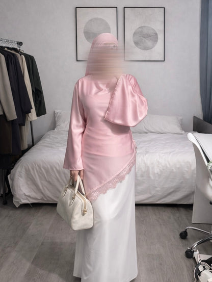 Haut satinée avec dentelle rose