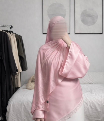 Haut satinée avec dentelle rose