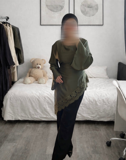 Haut satinée avec dentelle kaki