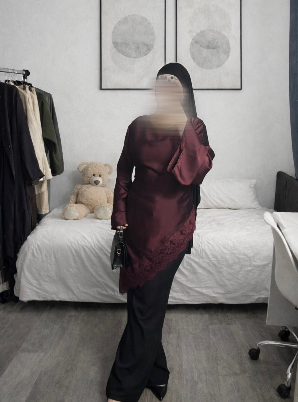 Haut satinée avec dentelle bordeaux