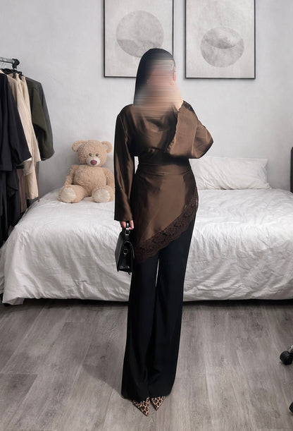 Haut satinée avec dentelle marron