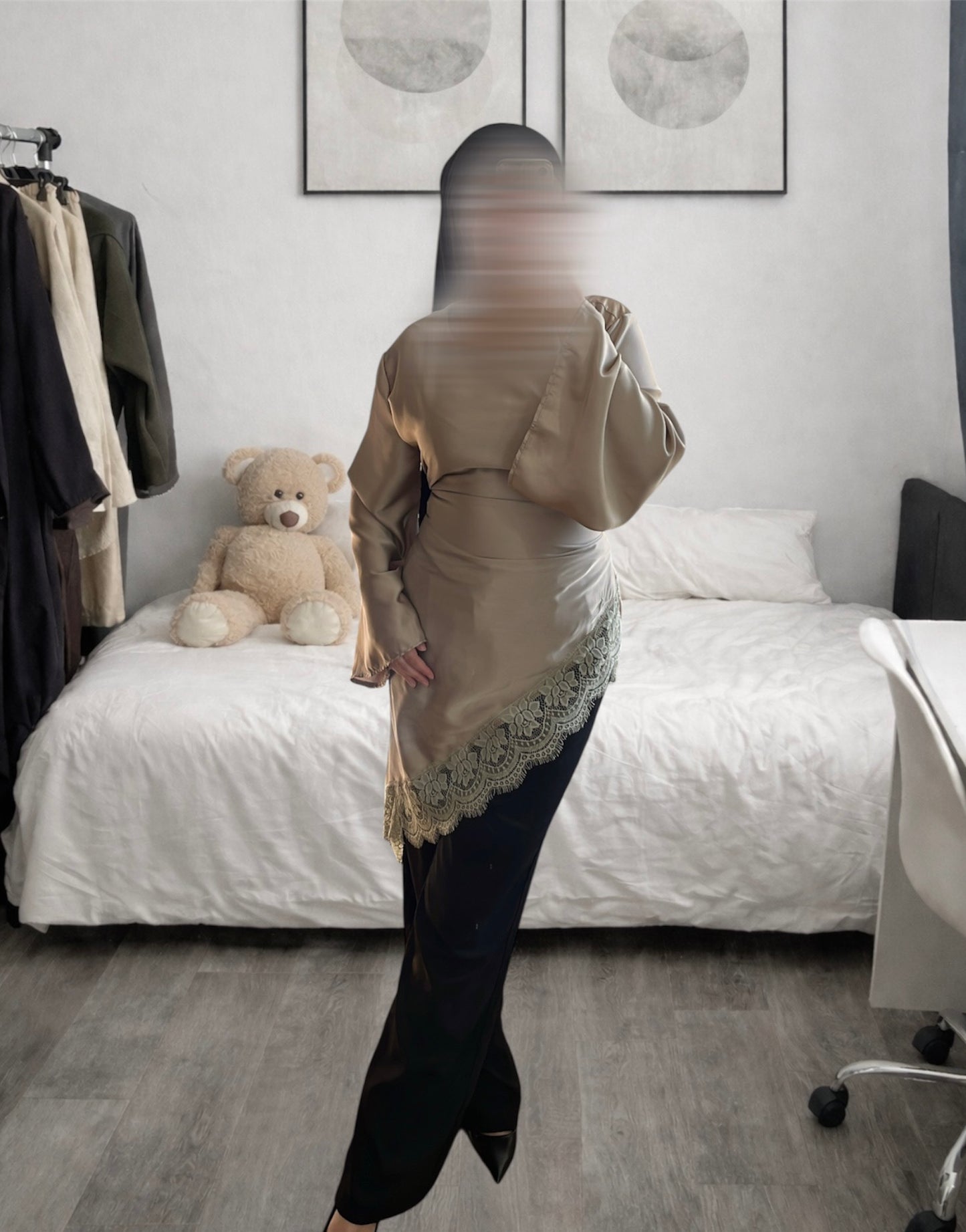 Haut satinée avec dentelle beige