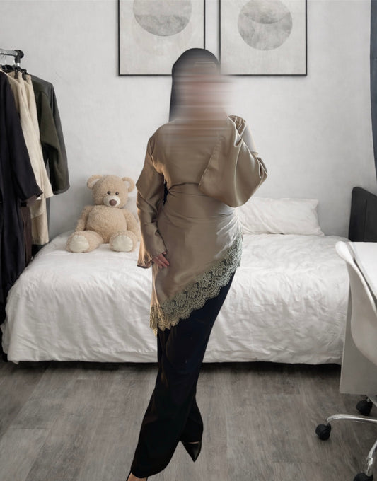 Haut satinée avec dentelle beige