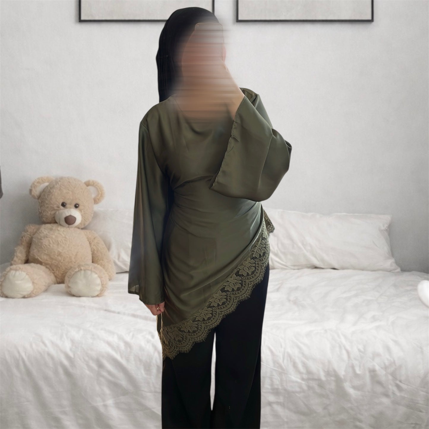 Haut satinée avec dentelle kaki
