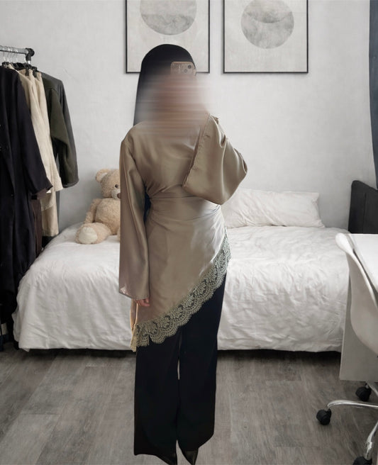 Haut satinée avec dentelle beige