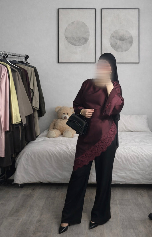Haut satinée avec dentelle bordeaux