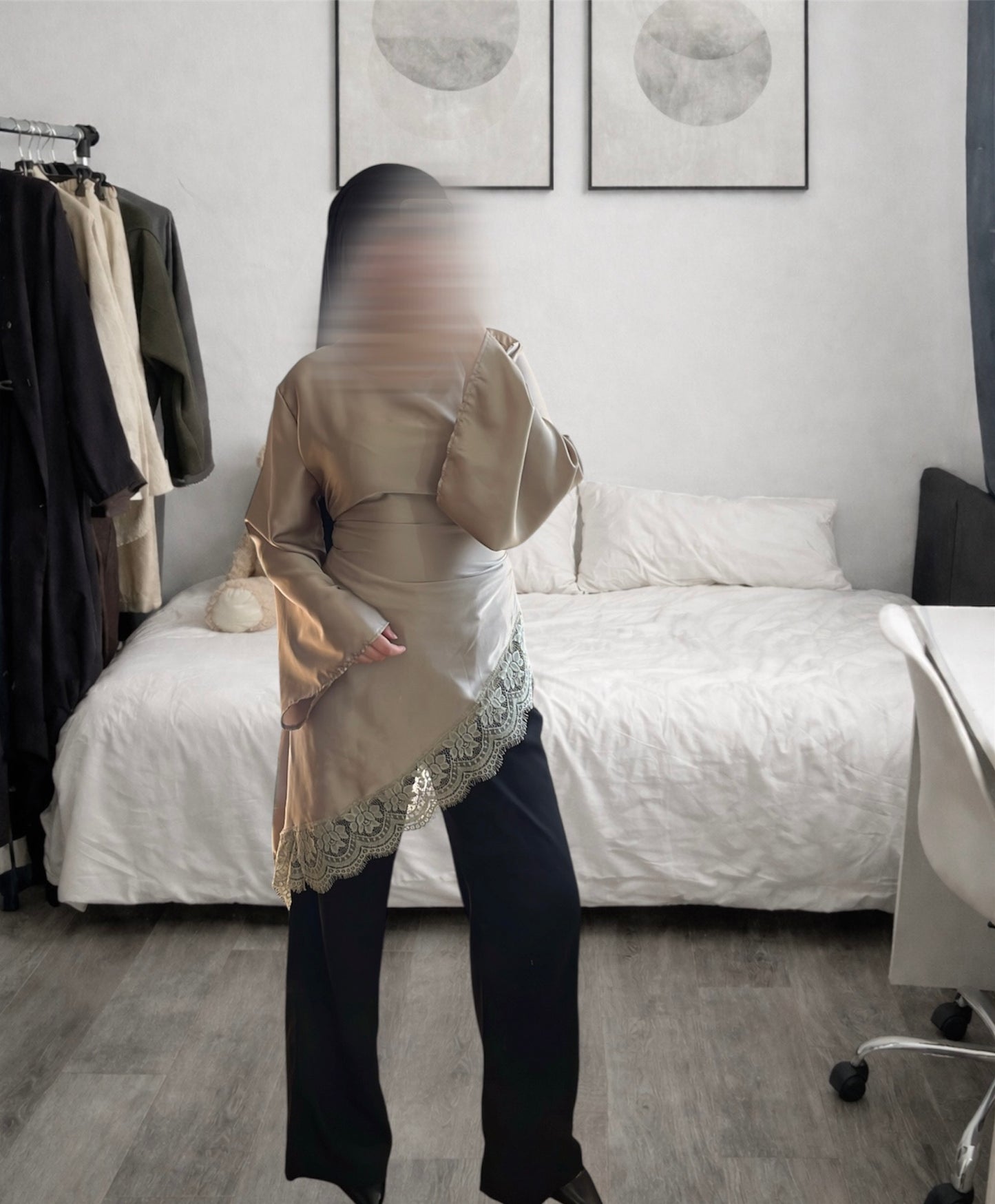 Haut satinée avec dentelle beige
