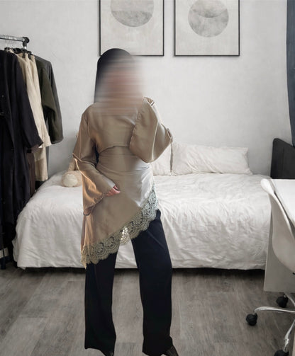 Haut satinée avec dentelle beige