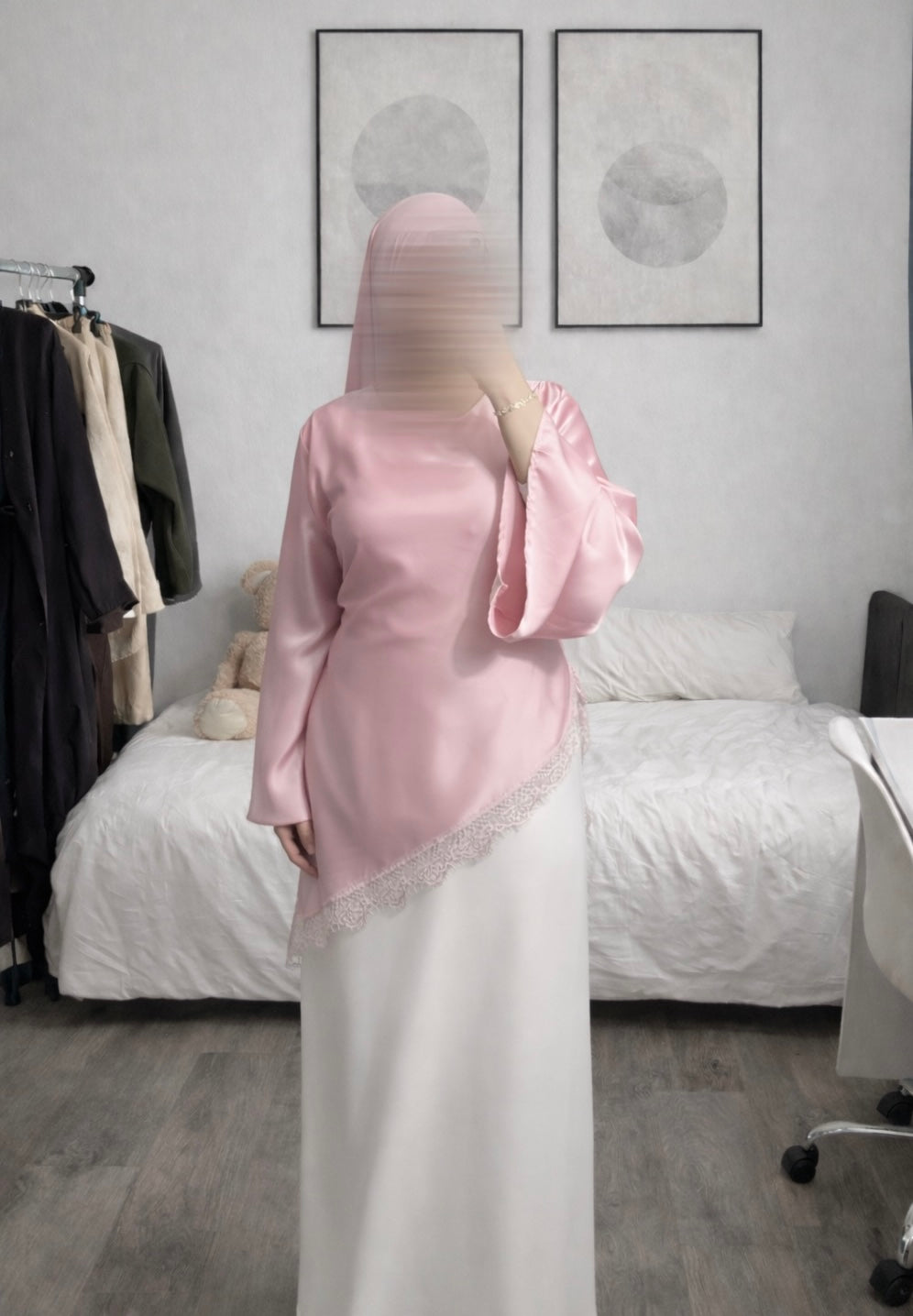 Haut satinée avec dentelle rose