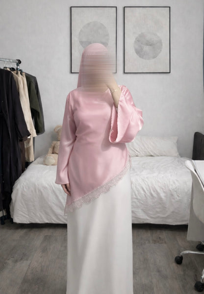 Haut satinée avec dentelle rose