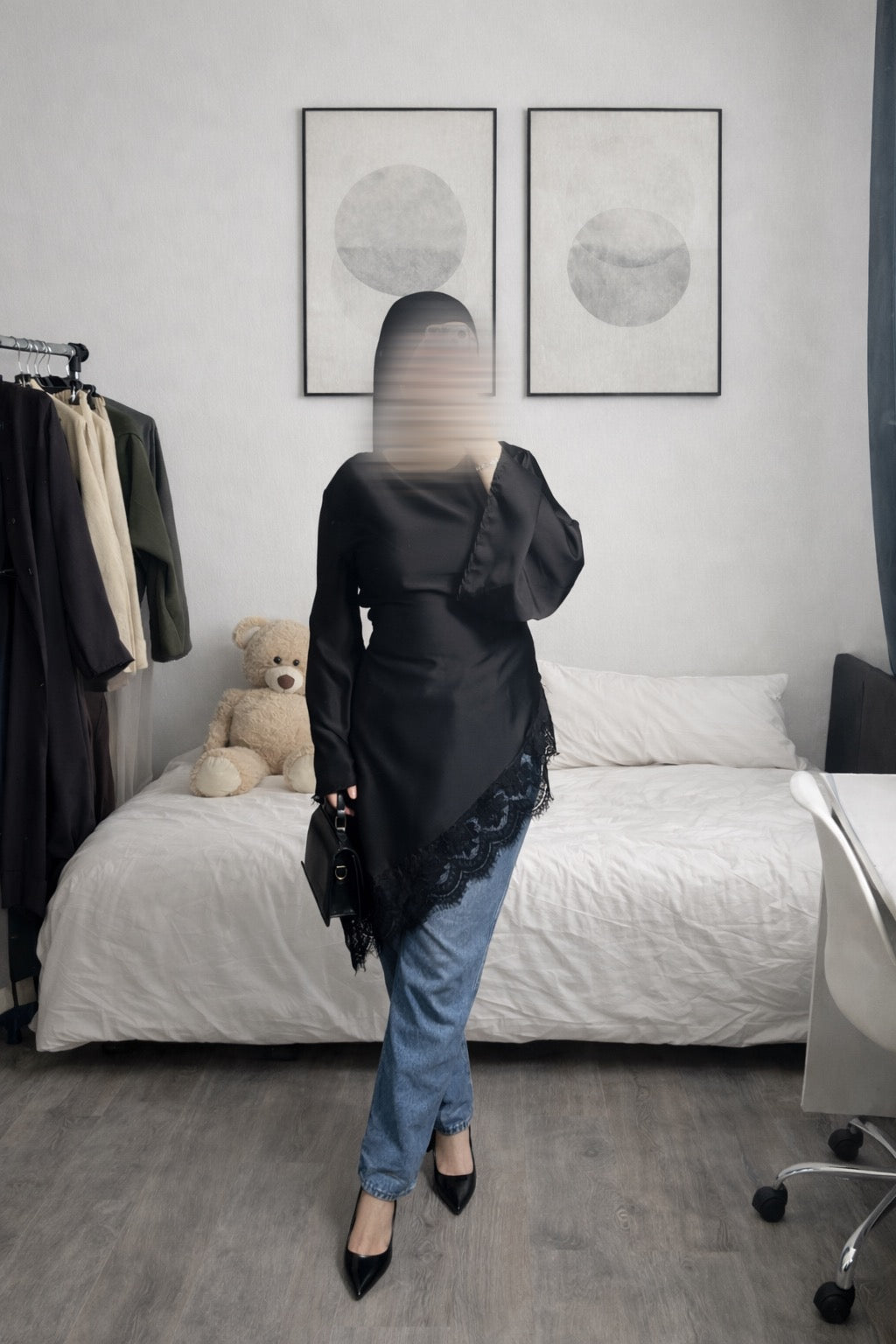 Haut satinée avec dentelle noire