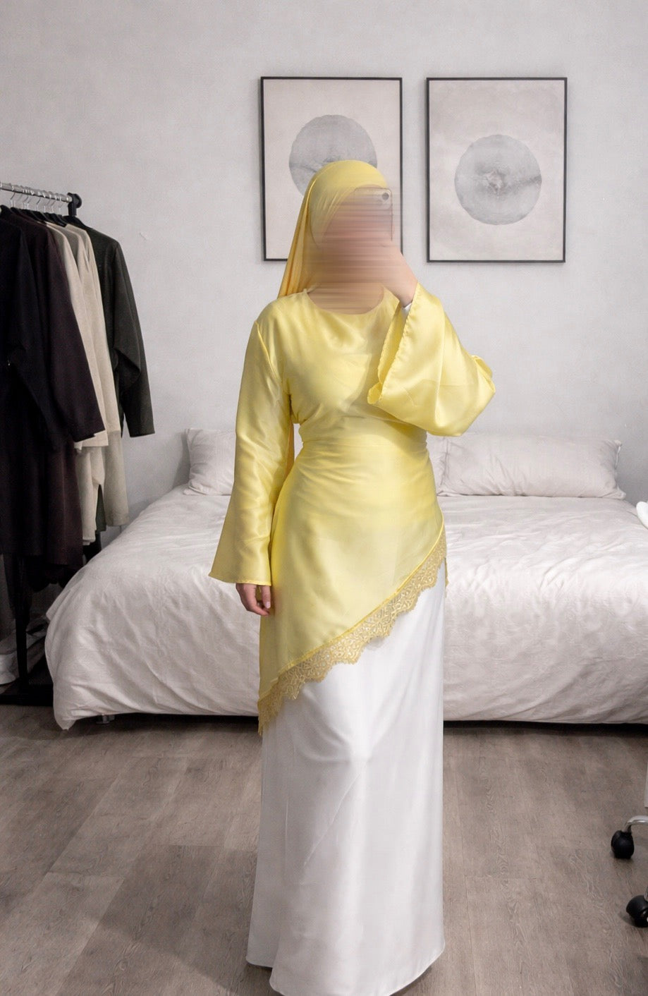 Haut satinée avec dentelle jaune