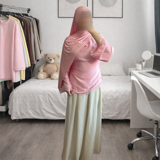 haut satiné avec dentelle court rose