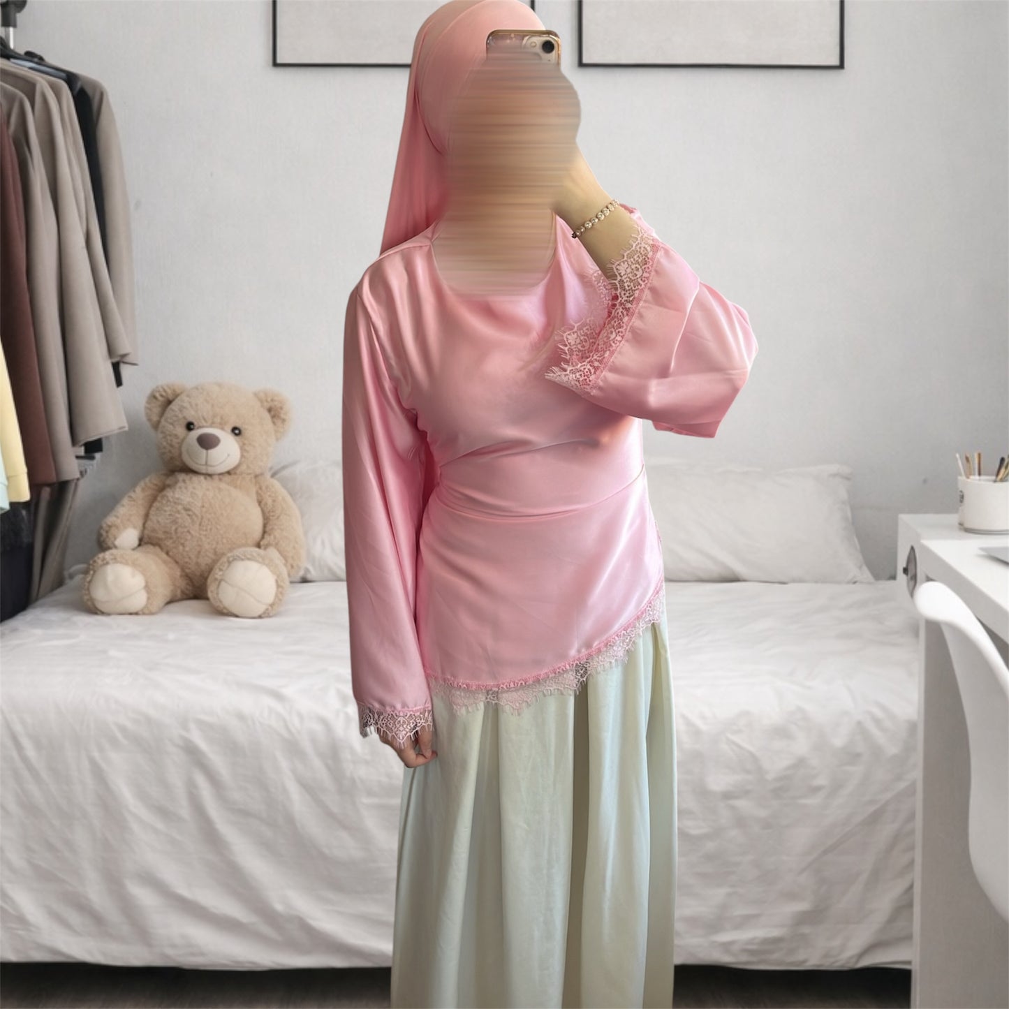 haut satiné avec dentelle court rose