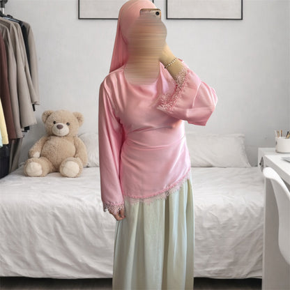 haut satiné avec dentelle court rose